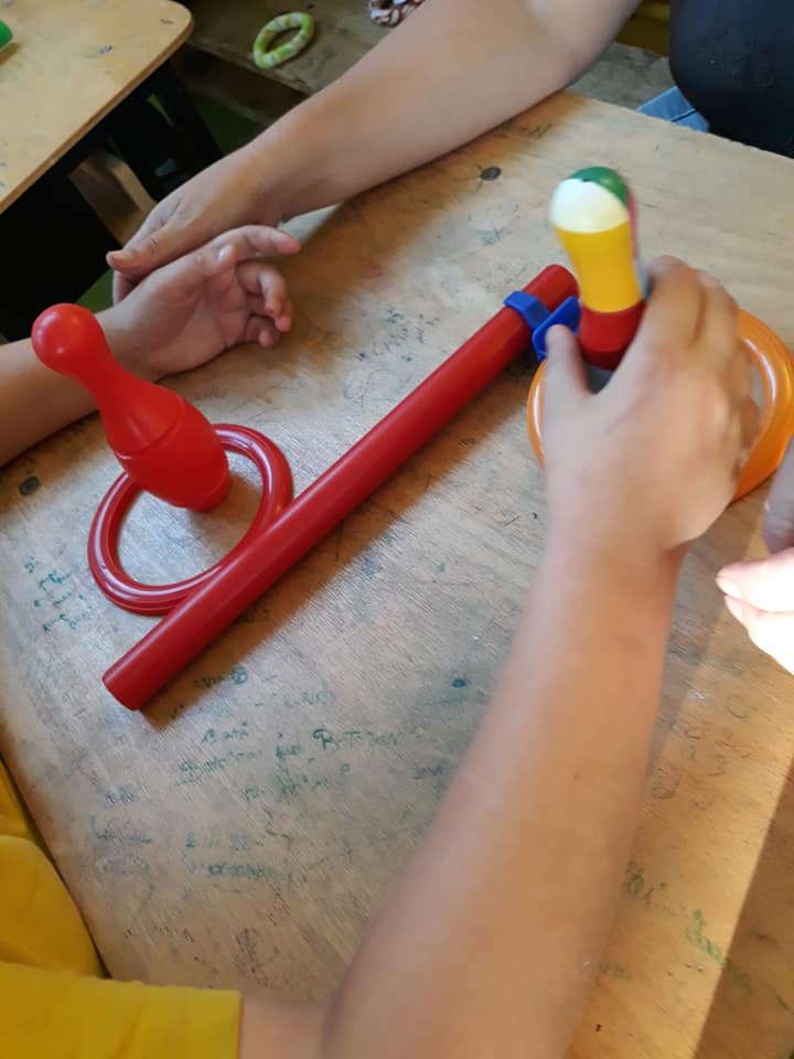 Activitate senzorială la masă — copiii explorează materiale tactile și culori