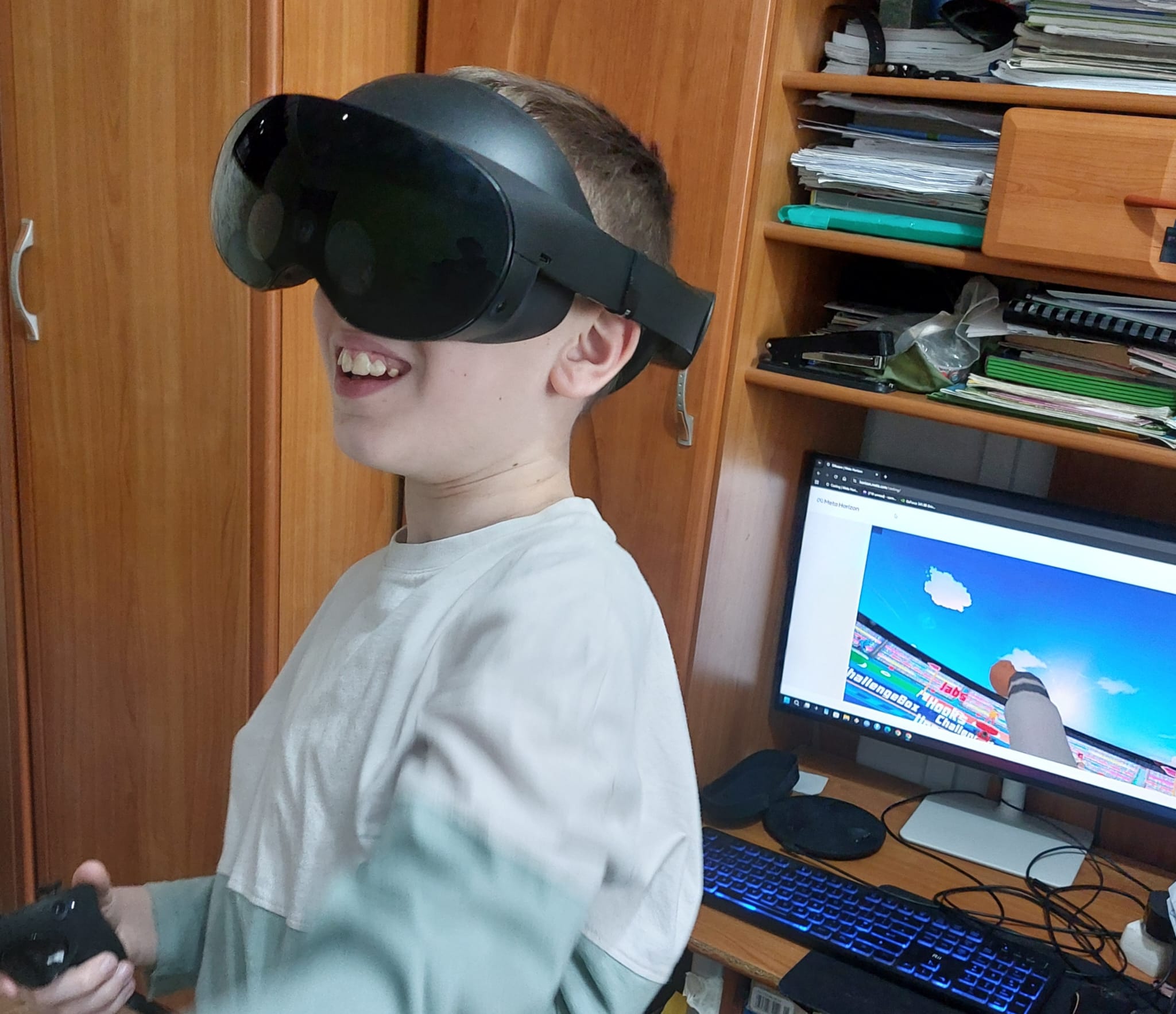 Copil la activitate de realitate virtuală