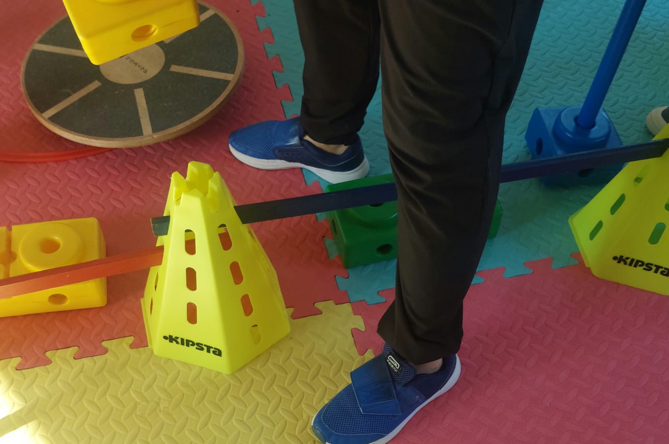 Sală Therapy Gym — parcurs motoriu și echipamente colorate